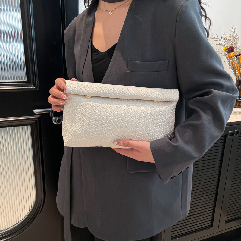 Free shipping large capacity women's handbag 2026 new trend simple rolled edge envelope bag fashionable temperament hand-held bag for women