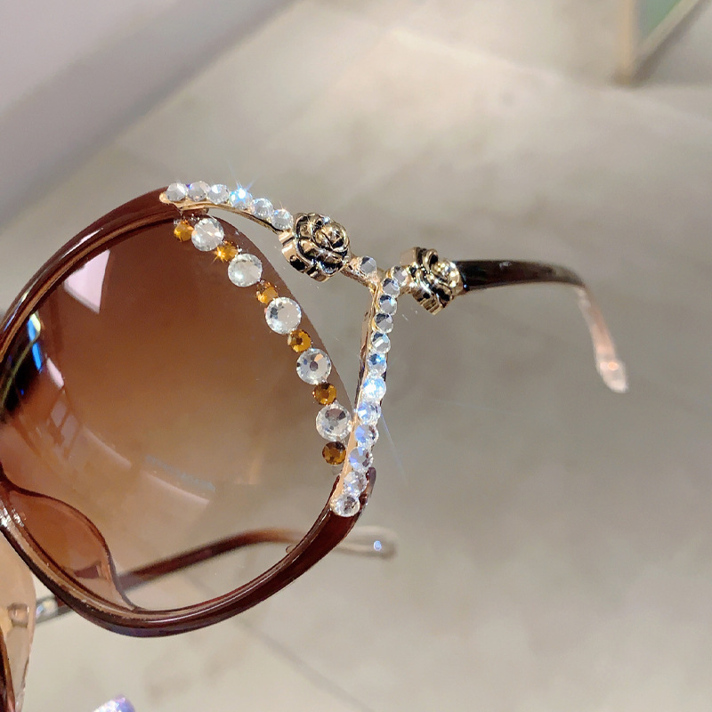 New 2026 Designer Sunglasses Women's UV resistant Metal Inlaid Diamond Sunglasses Unique Fashion Luxury Glasses with Rhinestone Studded Frame