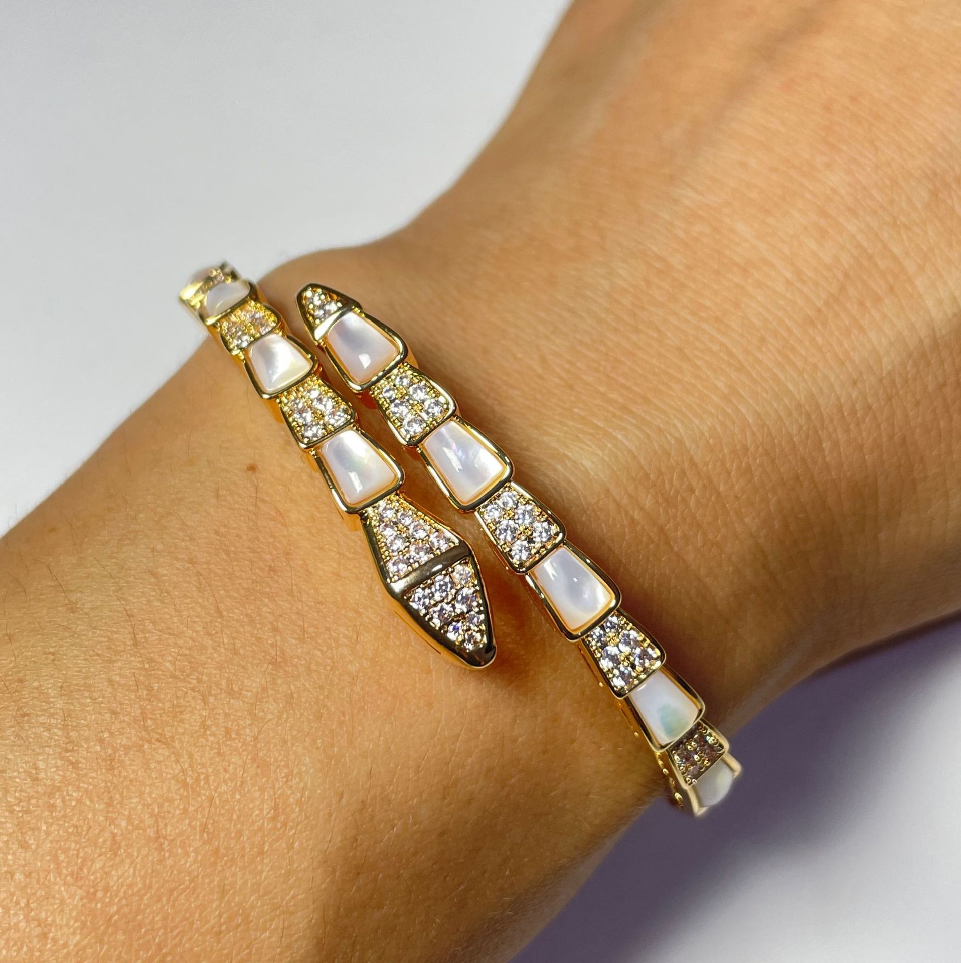 Designer Jewelry Shell Snake Bone Bracelet With Starry Sparkling Diamonds Version Ins Style Light Texture Unique Wo Diamond studded fashion jewelry