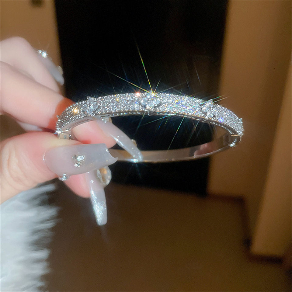 Designer Jewelry European and American fashion four leaf clover stylish light zircon bracelet full of diamonds versatile wo bracelet luxurious jewelry