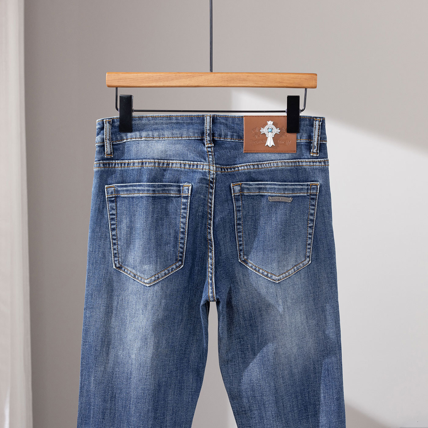 Luxury Brand Designer Men Blue Jeans Slim Fit Elastic Denim Pants Cross Metal Badge Summer Fashion Male Long Trousers Skinny Stylish Vintage Denim