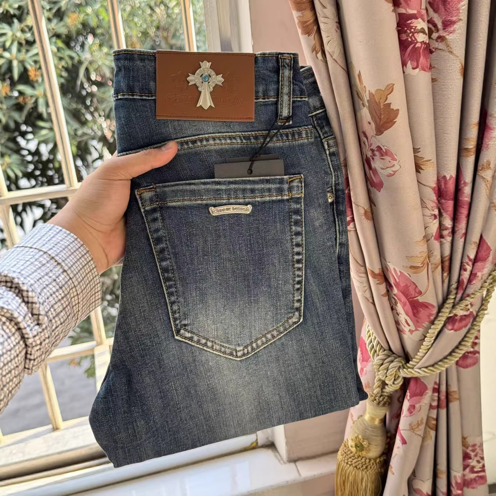 Luxury Brand Designer Men Blue Jeans Slim Fit Elastic Denim Pants Cross Metal Badge Summer Fashion Male Long Trousers Skinny Stylish Vintage Denim