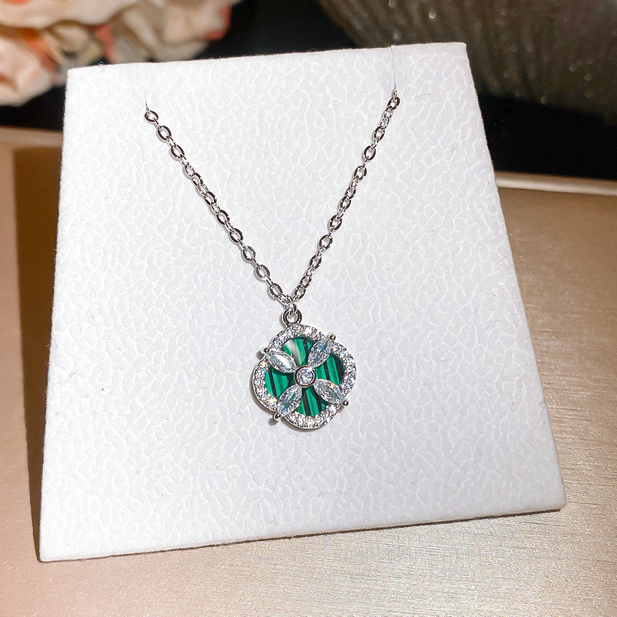 Zirconia Clover Flower Pendant Necklace, Exquisite, Fashionable, Elegant Clavicle Chain, Light Luxury, High-end Neck Chain for Women - view 8