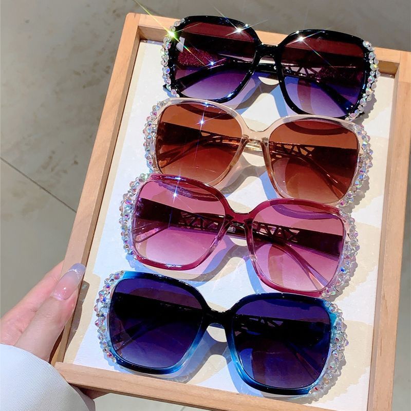 2026 New Designer Sunglasses New Fashion Diamond Sunglasses Women's Sunscreen High end Style Inlaid Diamond Sunglasses Vacation Outdoor Glasses