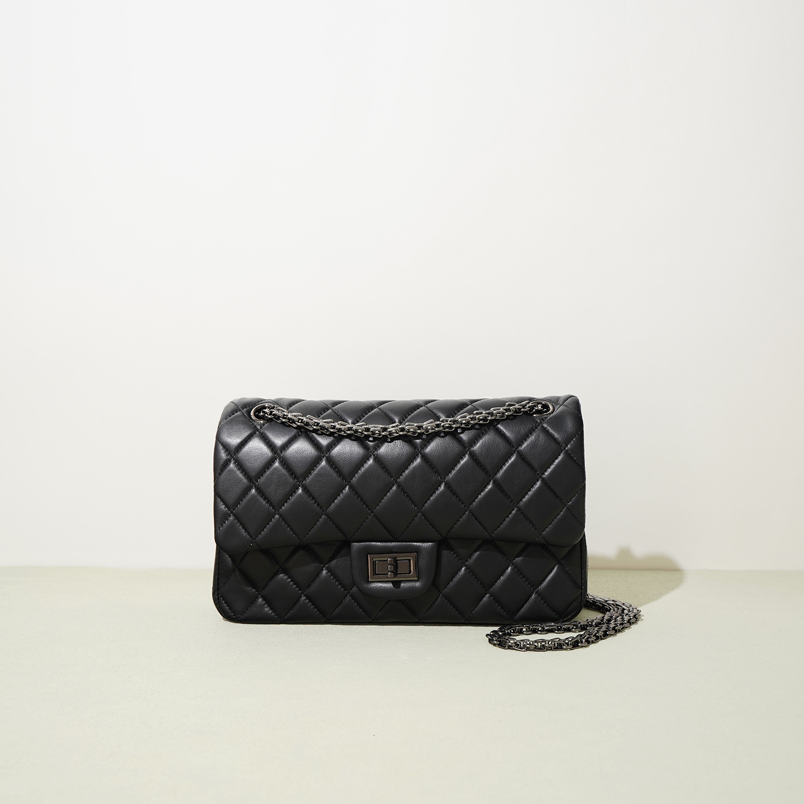 Classic CF25.5 Sheepskin Quilted Chain High-end Shoulder Crossbody Bag Underarm Commuter Versatile