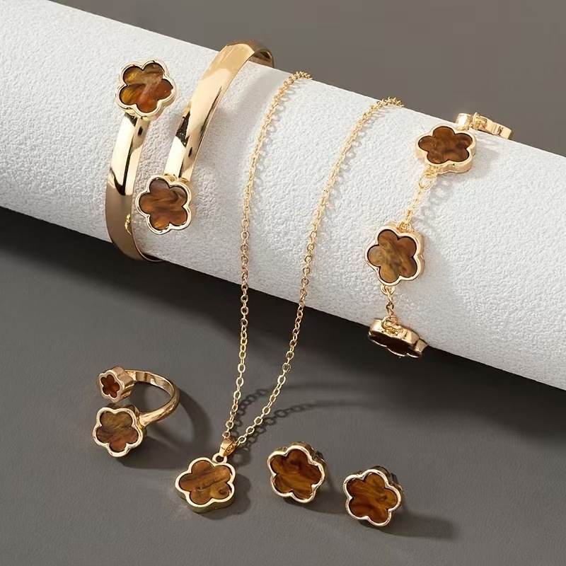 Designer Jewelry Best Selling Lucky Flower Jewelry Set Acrylic Bracelet Five Leaf Clover Necklace Ring And Earrings For Women Wholesale
