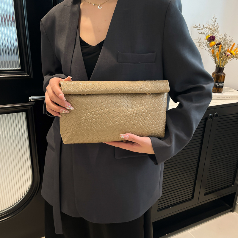 Free shipping large capacity women's handbag 2026 new trend simple rolled edge envelope bag fashionable temperament hand-held bag for women