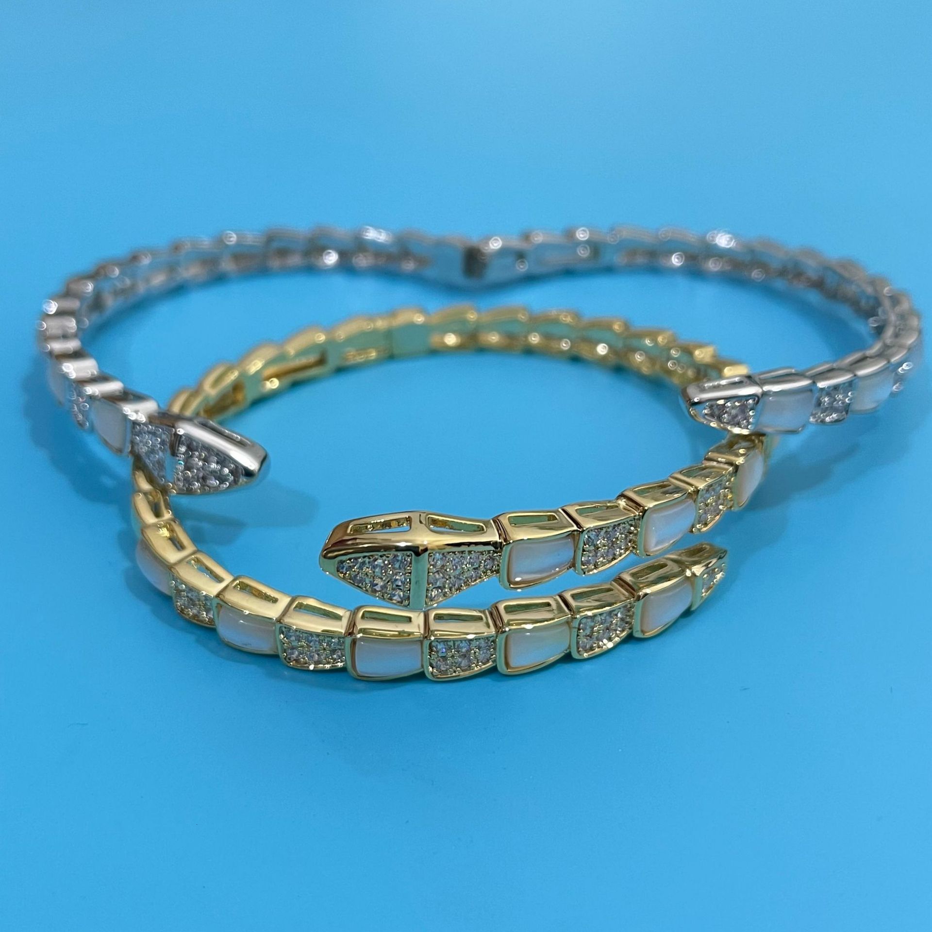 Designer Jewelry Shell Snake Bone Bracelet With Starry Sparkling Diamonds Version Ins Style Light Texture Unique Wo Diamond studded fashion jewelry