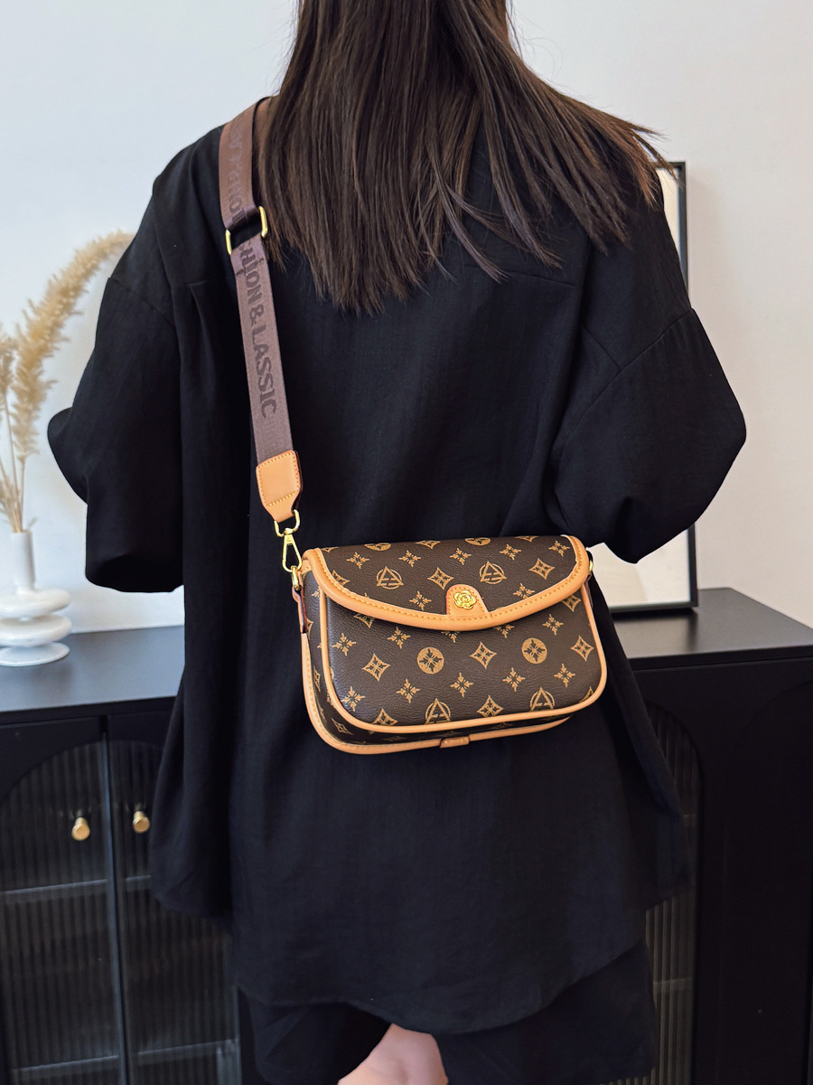2026 High end light luxury niche vintage women's bag fashionable diagonal cross bag wide shoulder strap small square bag