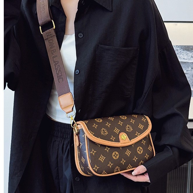 2026 High end light luxury niche vintage women's bag fashionable diagonal cross bag wide shoulder strap small square bag
