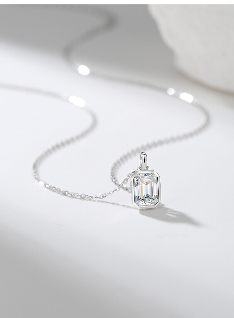 TaiYang S925 Sterling Silver Emerald Cut Rectangle Moissanite Necklace Women French Elegant Bezel Setting Sparkling Diamond Clavicle Chain Fine Jewelr