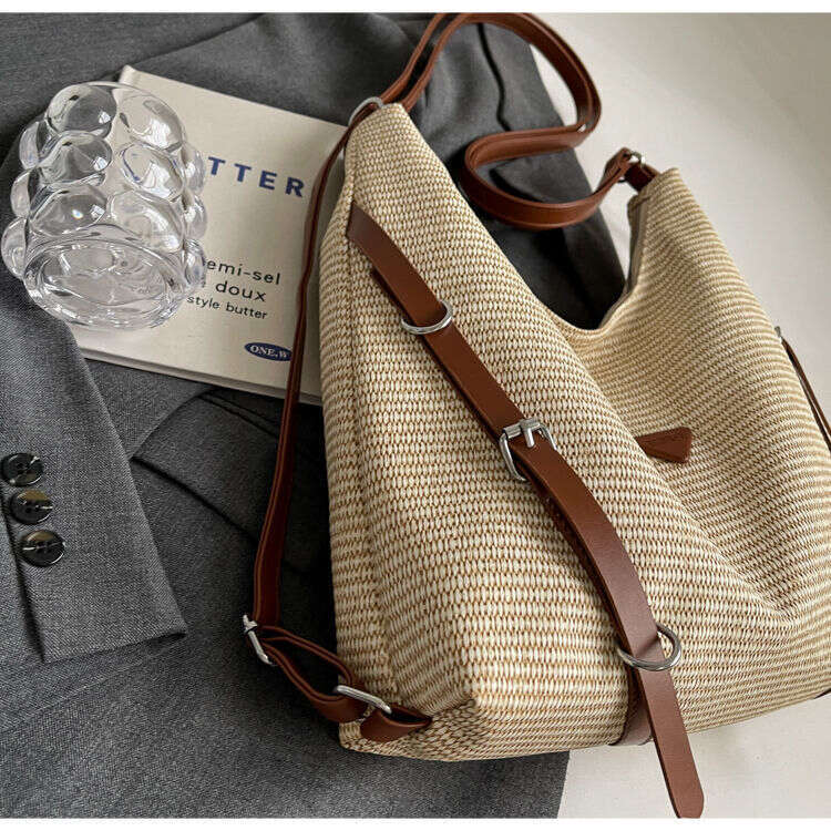 Vintage-style women's tote bag, high aesthetic value, large capacity, versatile for commuting, light luxury single-shoulder premium backpack
