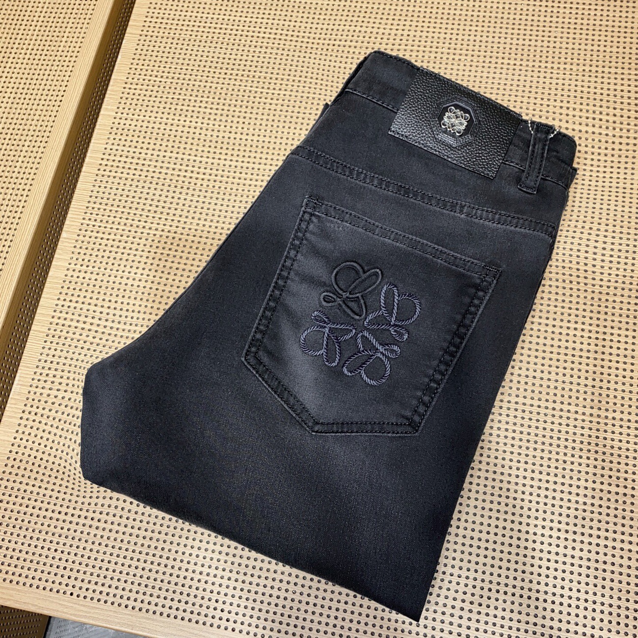 Korean-style luxurious high-end men's denim trousers, European version naturally washed textured slim straight pants, Spring 2026