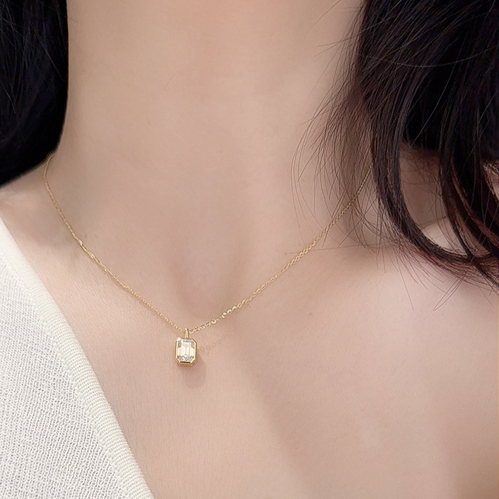 TaiYang S925 Sterling Silver Emerald Cut Rectangle Moissanite Necklace Women French Elegant Bezel Setting Sparkling Diamond Clavicle Chain Fine Jewelr