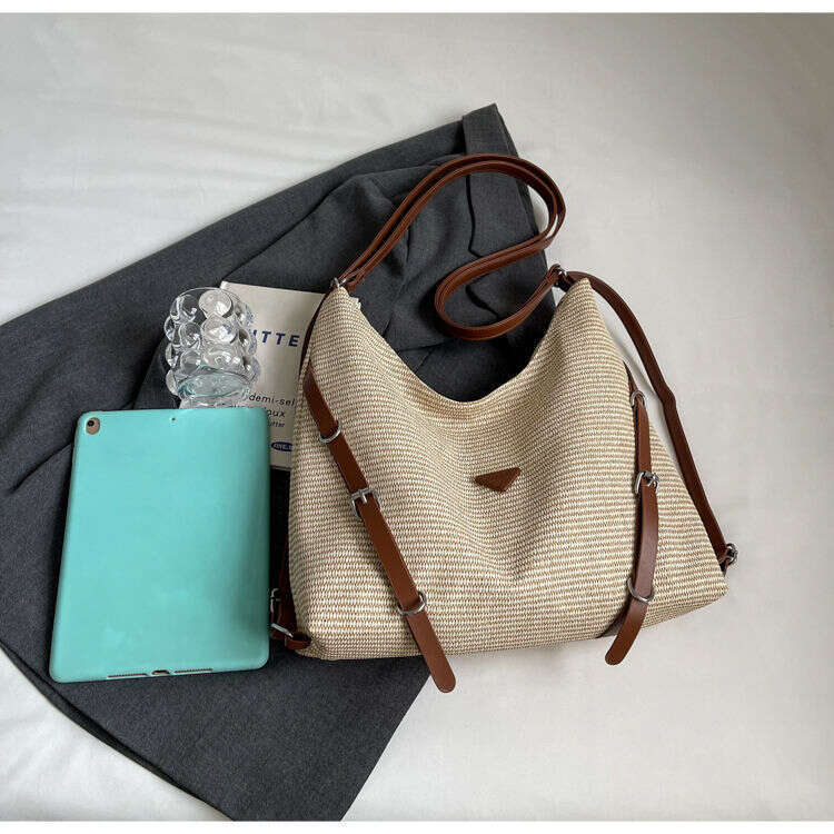 Vintage-style women's tote bag, high aesthetic value, large capacity, versatile for commuting, light luxury single-shoulder premium backpack