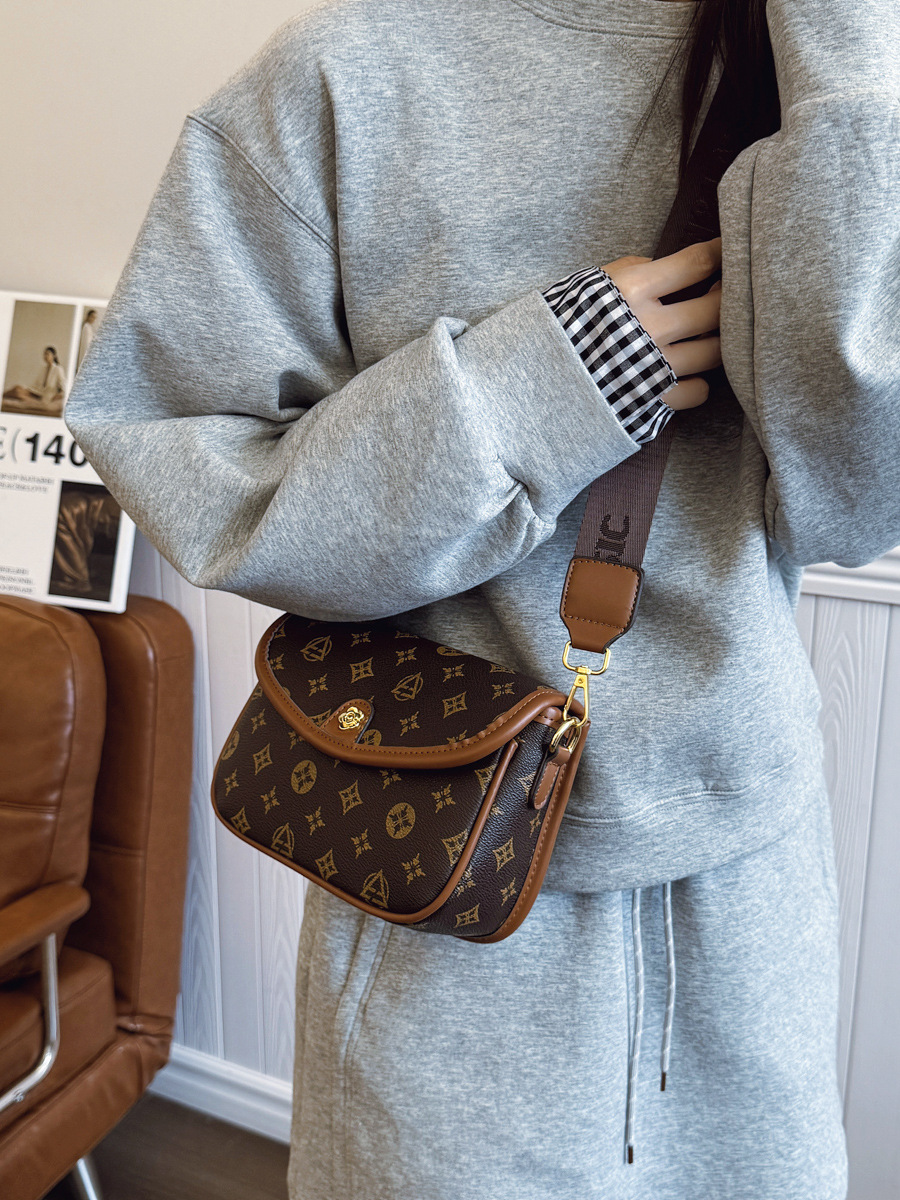 2026 High end light luxury niche vintage women's bag fashionable diagonal cross bag wide shoulder strap small square bag