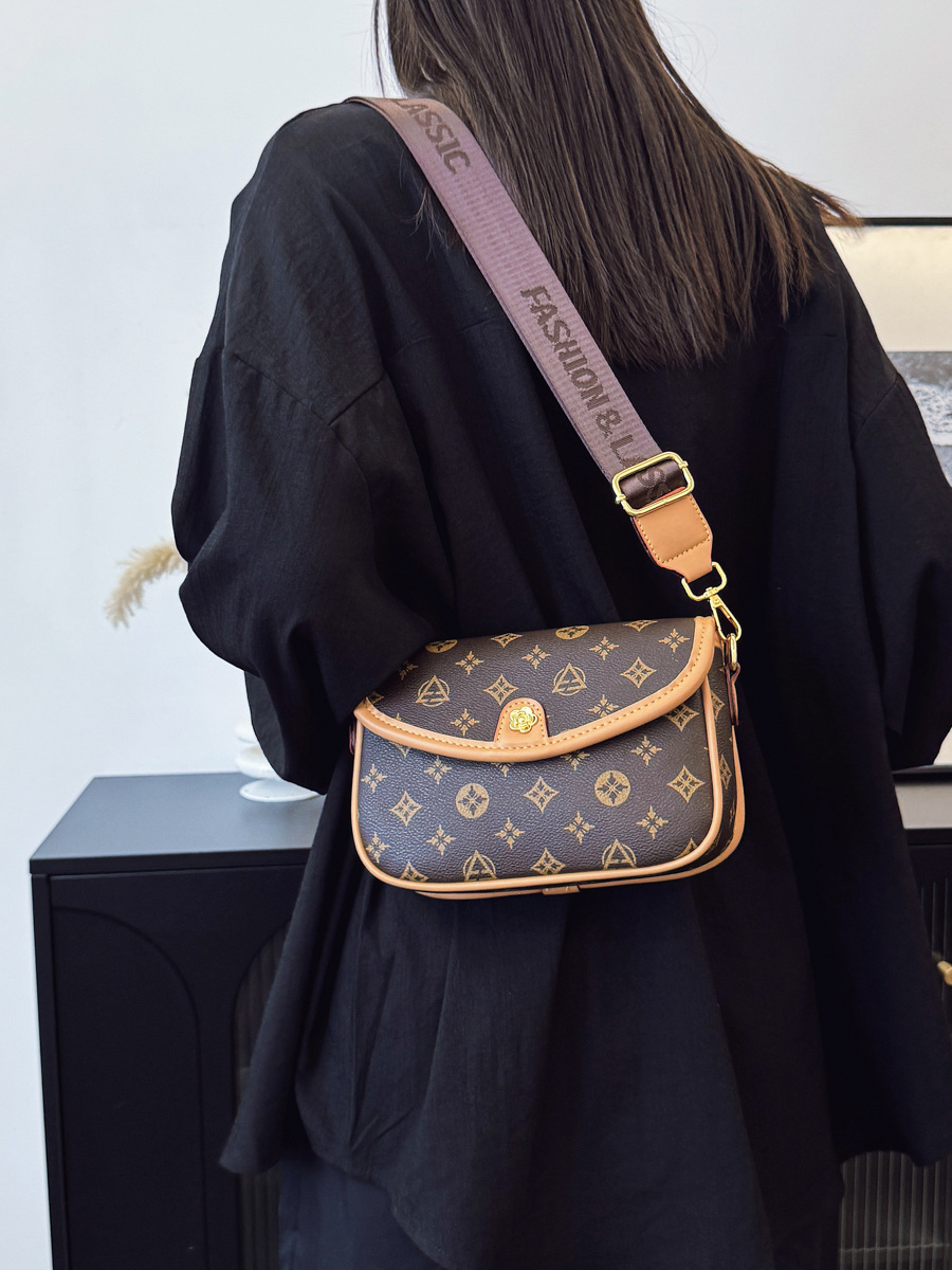 2026 High end light luxury niche vintage women's bag fashionable diagonal cross bag wide shoulder strap small square bag