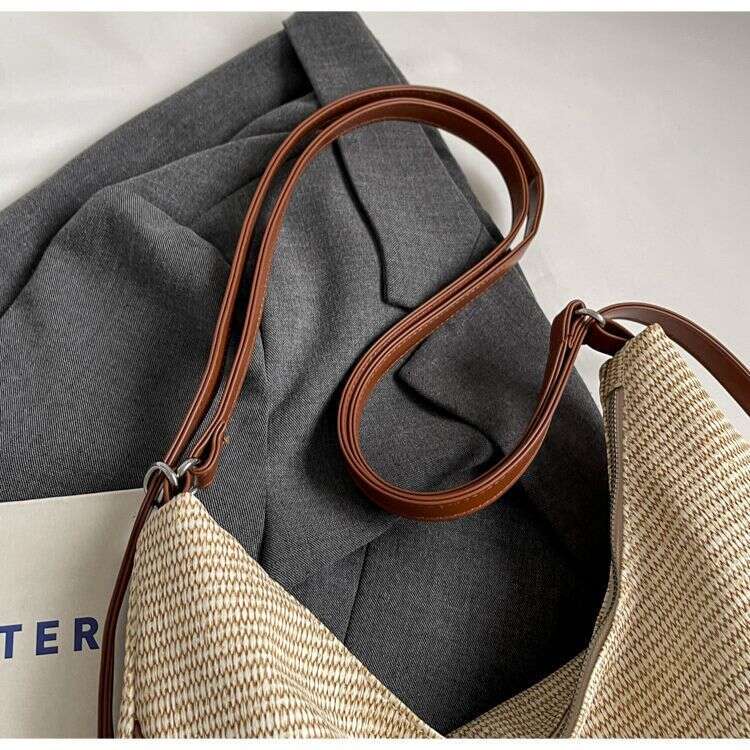 Vintage-style women's tote bag, high aesthetic value, large capacity, versatile for commuting, light luxury single-shoulder premium backpack
