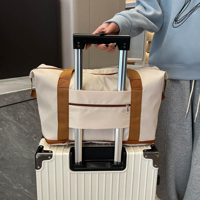Expandable Travel Duffle Bag Water Resistant Gym Weekender With Shoe Compartment Foldable Overnight Bag For Business Trip Gym Workout And Hospital Mat