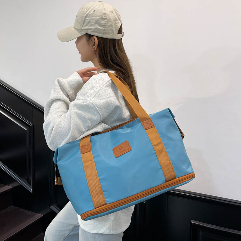 Expandable Travel Duffle Bag Water Resistant Gym Weekender With Shoe Compartment Foldable Overnight Bag For Business Trip Gym Workout And Hospital Mat