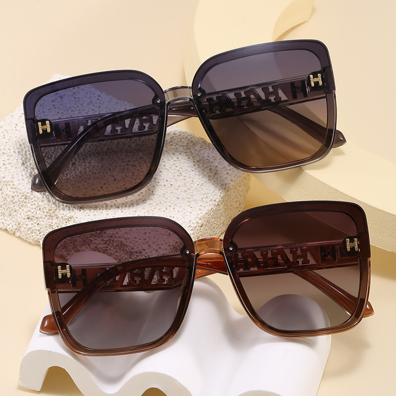 Luxury brands designer 2026 New Womens Elegant Polarized Sunglasses Oversized Square Black Frame with Clear Letter Temple UV400 Anti-UV Streetwear Sha