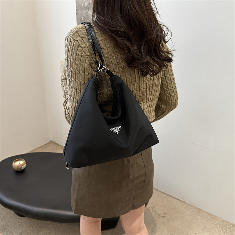 2026 New Versatile Luxury Trendy Designer Tote Bag Large Capacity Commuter Leisure Shoulder Bag for Women