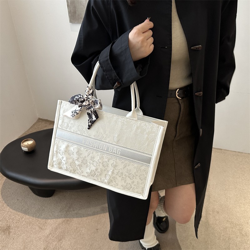 luxury designer bag 2026 New Women's Large Capacity Tote Bag, Fashion Embroidery Shoulder Underarm Purse, High-End Commuter Casual Handbag