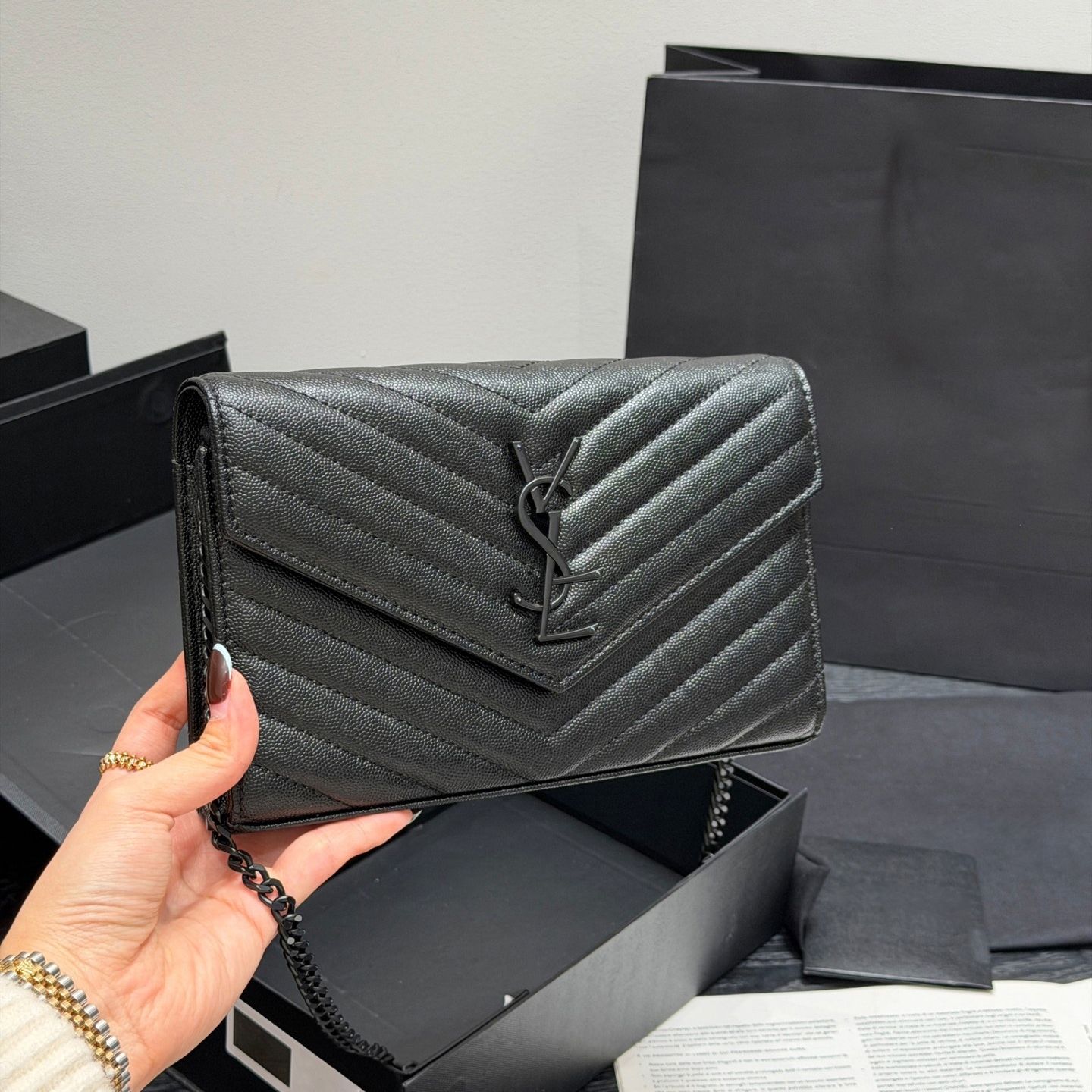 Envelope Bag Designer Luxury Bag Caviar Envelope Bag Fashionable Understated and Elegant Handbag Shoulder Bag with Metal Chain Handbag 01