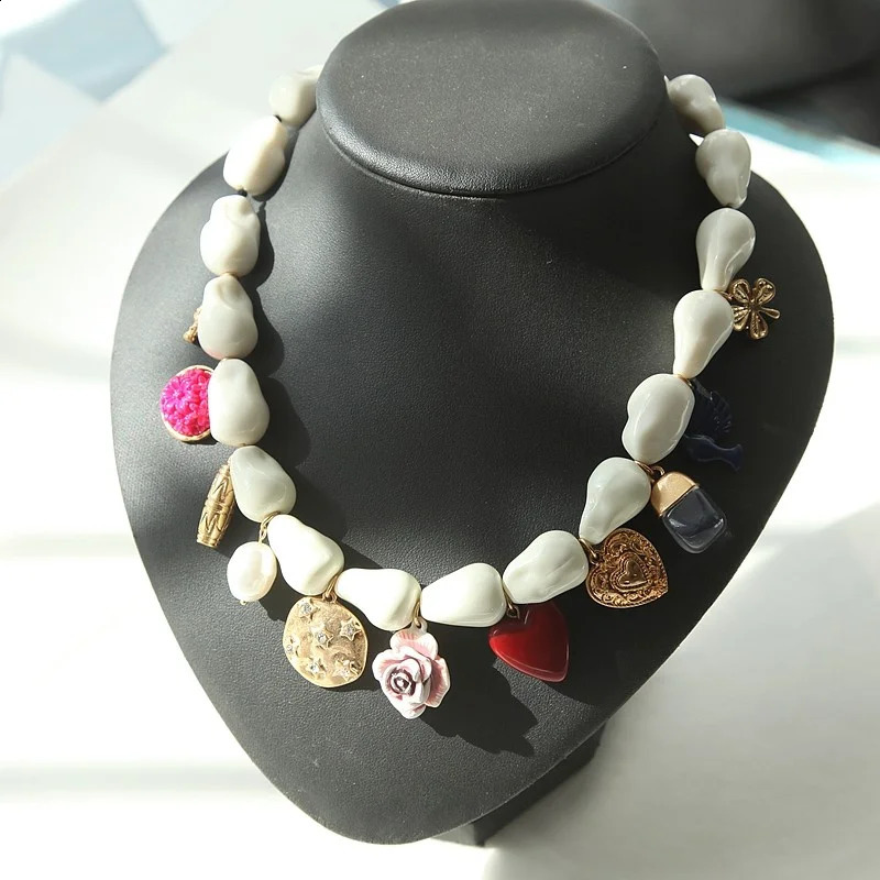 HANGZHI Exaggerated Resin Flower Heart Bead Pendant Necklace Vintage Multi-element Chunky Charms Jewelry for Women 260515 - view 4