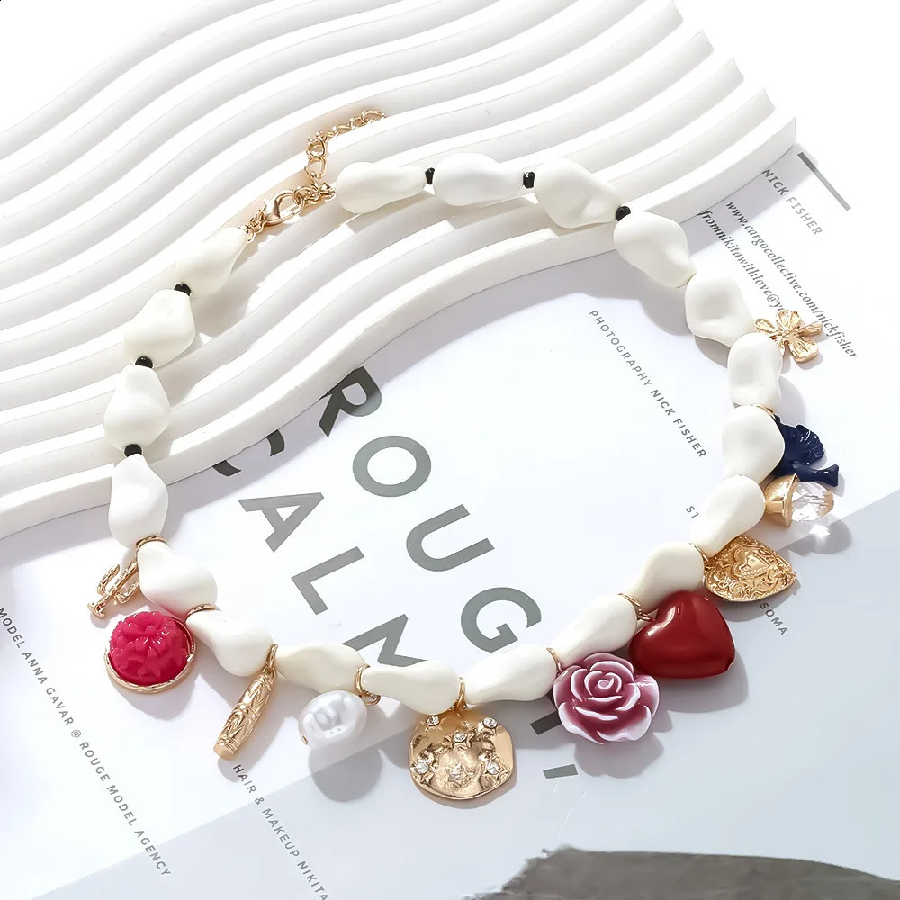 HANGZHI Exaggerated Resin Flower Heart Bead Pendant Necklace Vintage Multi-element Chunky Charms Jewelry for Women 260515 - view 5