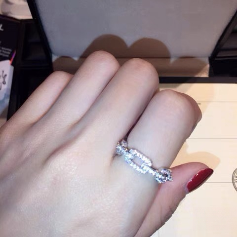 Designer Luxury Jewelry Hollow Geometric Ring Inlaid With Zircon Suitable For Women. Full Of Zirconia Light Inlaid With Diamonds Closed Ring Brand Acc