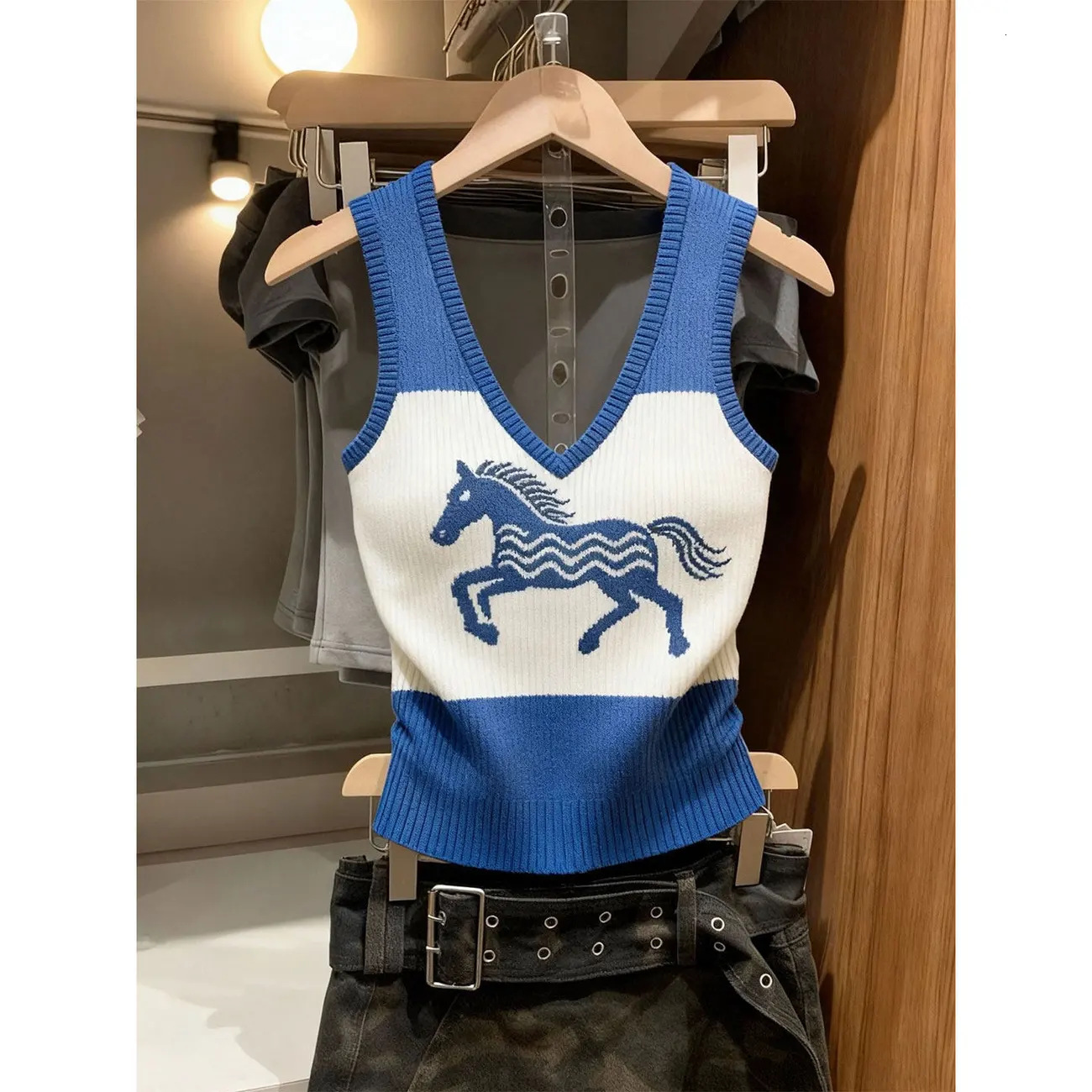 Designer vest fashionable women's short sleeved shirt Blue V neck horse patterned knitted vest for women new contrasting color design niche trend