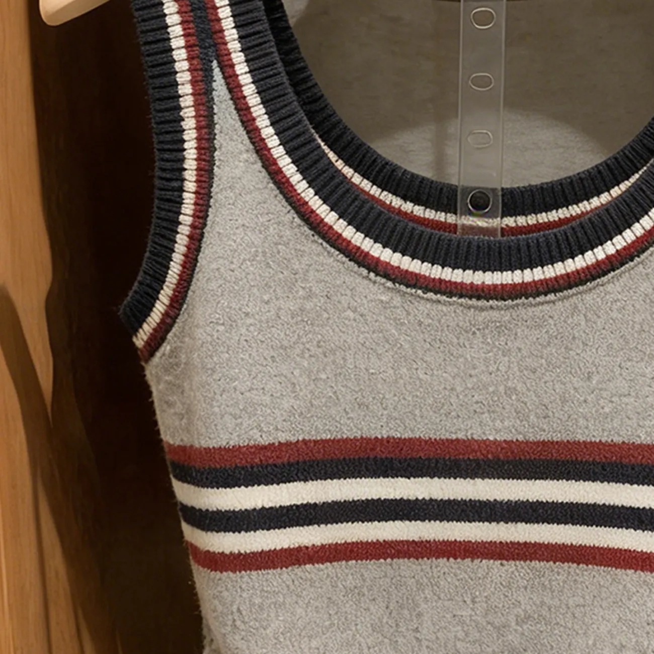 Designer vest fashionable women's short sleeved shirt Striped color blocked ice silk knitted tank for women new summer style sleeveless versatile