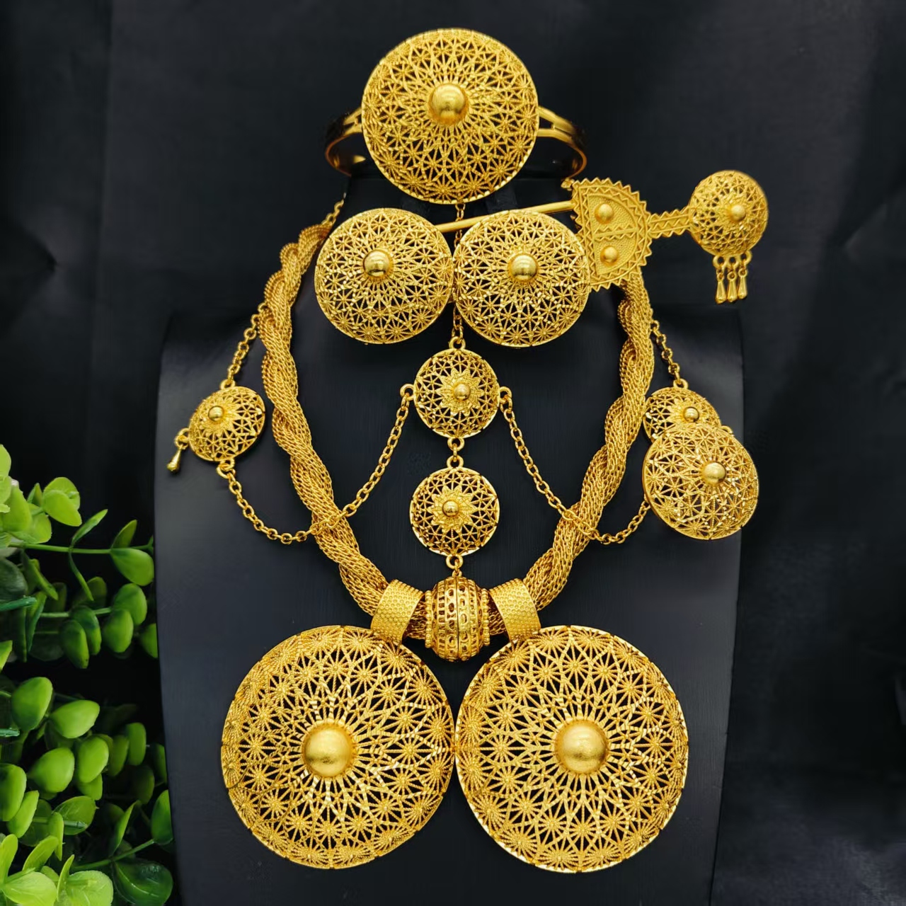 Fashionable lady's gold jewelry set - 6-piece set. Gift for Middle East and Dubai festivals. Ethiopian bride's necklaces, earrings, bracelet