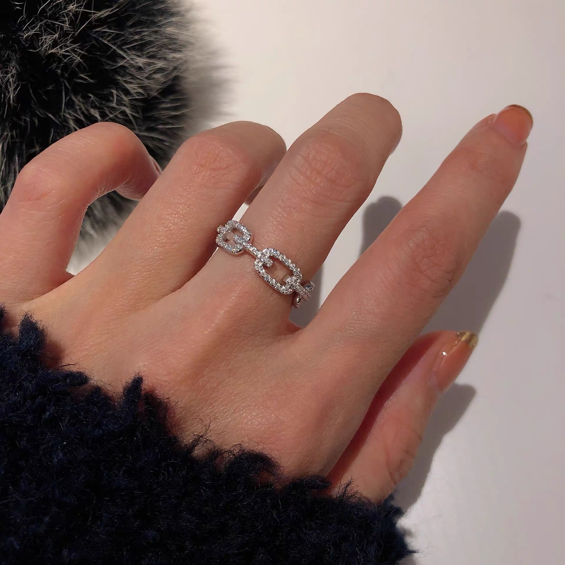 Designer Luxury Jewelry Hollow Geometric Ring Inlaid With Zircon Suitable For Women. Full Of Zirconia Light Inlaid With Diamonds Closed Ring Brand Acc