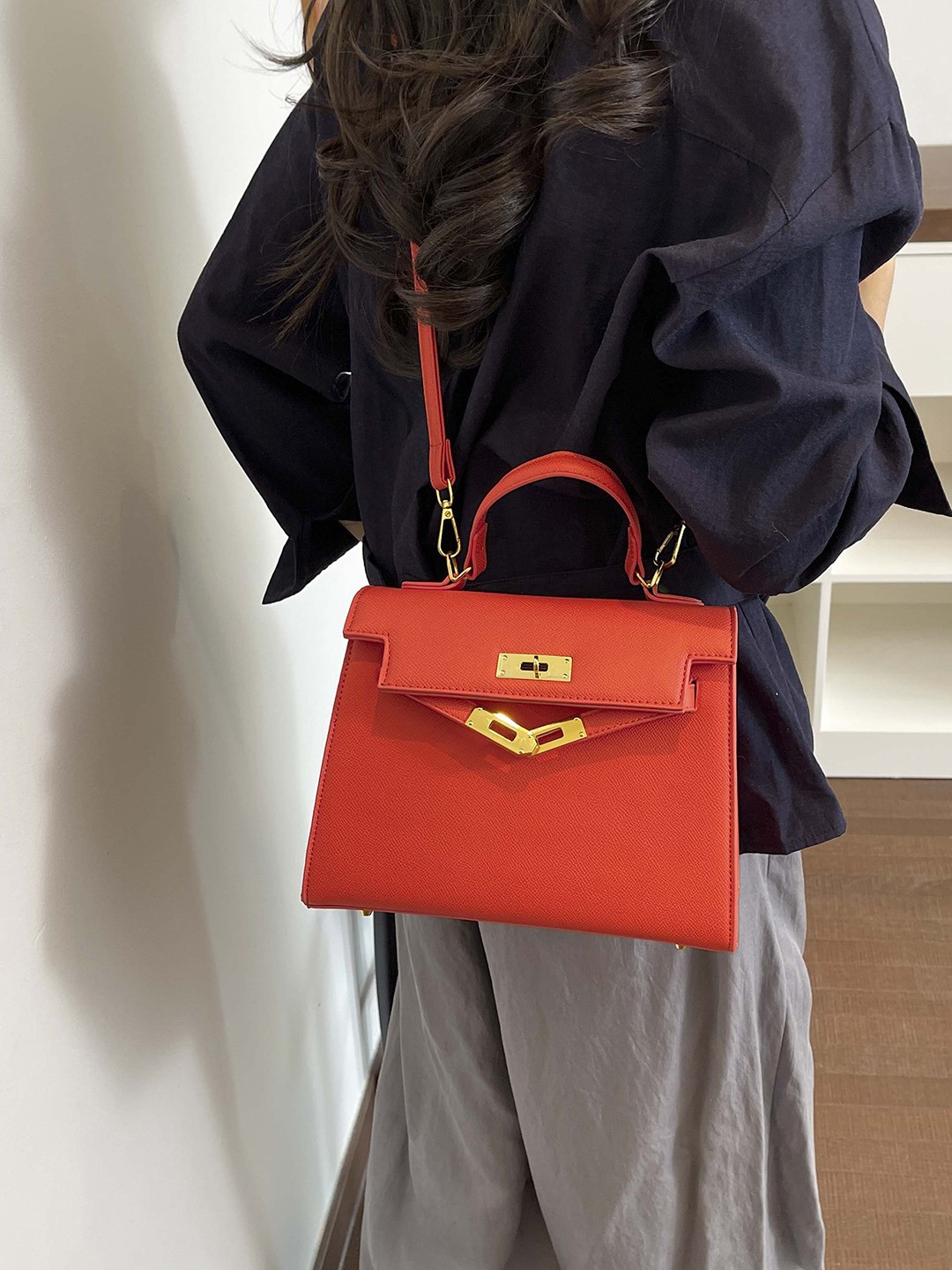Designer Luxury Bag Stylish New Arrival Kylie Small Square Bag Elegant Light Luxury Tote Bag with Fine Craft Ideal for Commute Crossbody Wear