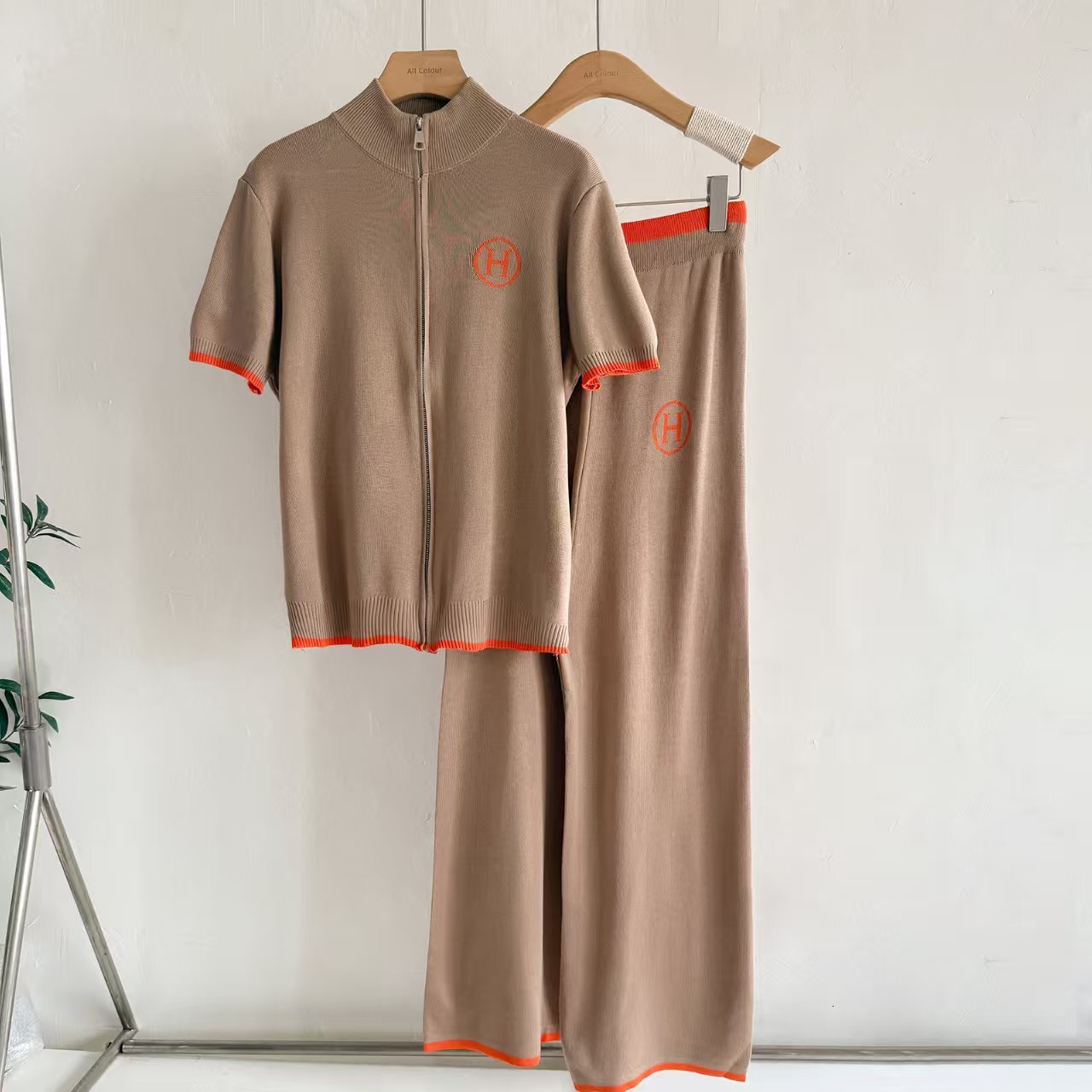 Designer ladies 2-piece set Summer New Women s Suit with Letter H Zipper Short Sleeve and Long Pants Two Piece Set Fashionable women's T-shirt