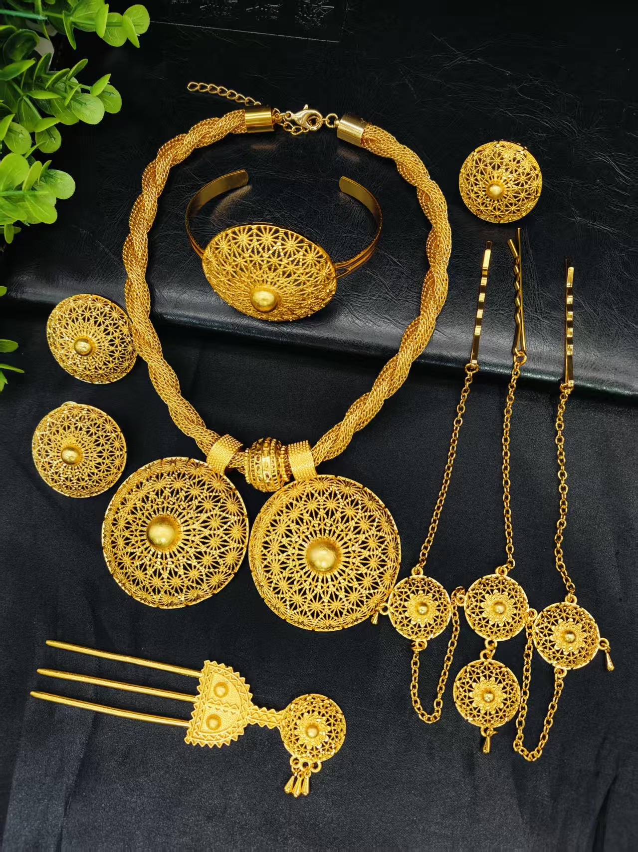 Fashionable lady's gold jewelry set - 6-piece set. Gift for Middle East and Dubai festivals. Ethiopian bride's necklaces, earrings, bracelet