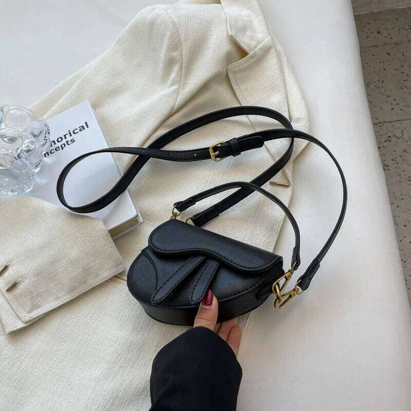 Ladies' fashionable and high-end versatile crossbody saddle bag, solid color adjustable shoulder strap