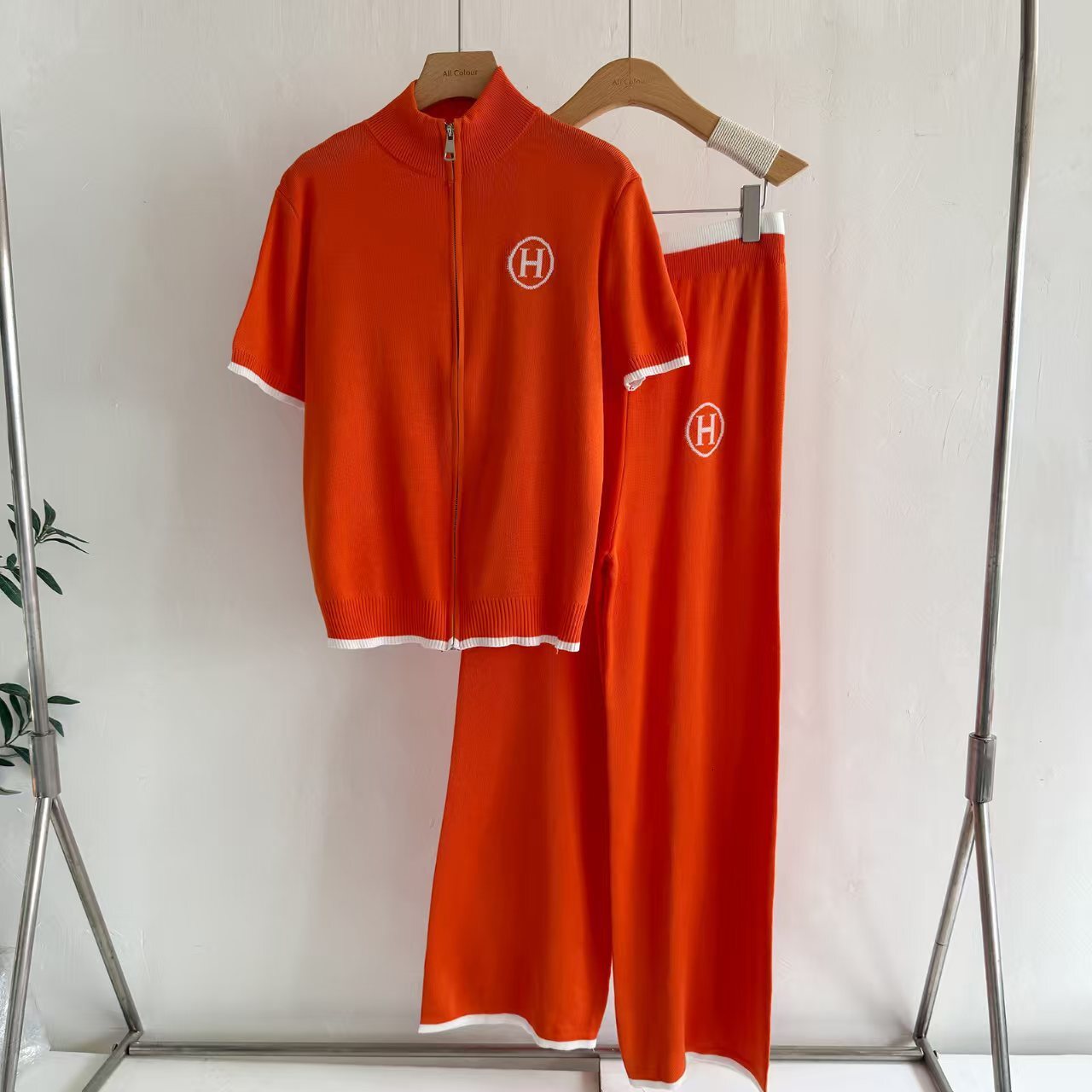 Designer ladies 2-piece set Summer New Women s Suit with Letter H Zipper Short Sleeve and Long Pants Two Piece Set Fashionable women's T-shirt