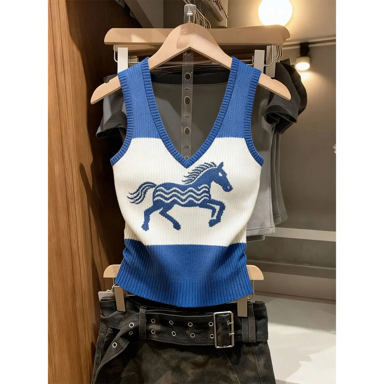 Designer vest fashionable women's short sleeved shirt Blue V neck horse patterned knitted vest for women new contrasting color design niche trend