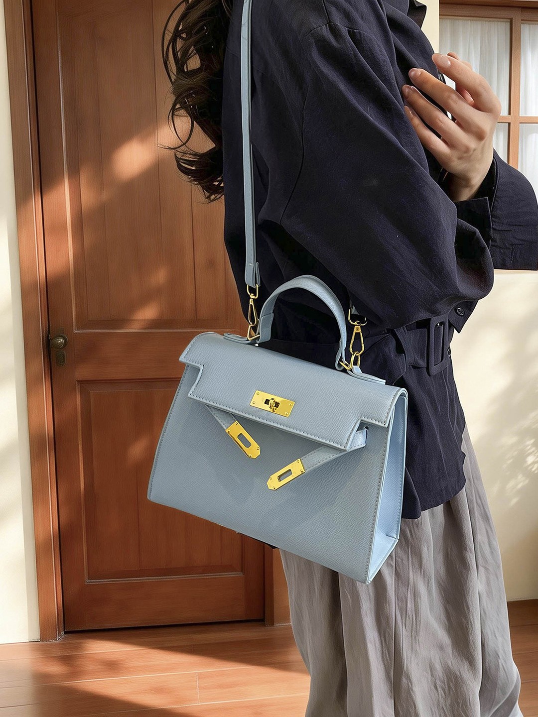 Designer Luxury Bag Stylish New Arrival Kylie Small Square Bag Elegant Light Luxury Tote Bag with Fine Craft Ideal for Commute Crossbody Wear