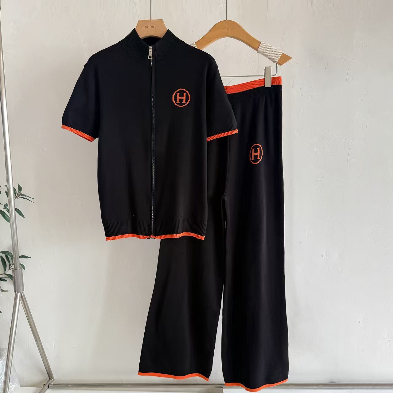 Designer ladies 2-piece set Summer New Women s Suit with Letter H Zipper Short Sleeve and Long Pants Two Piece Set Fashionable women's T-shirt
