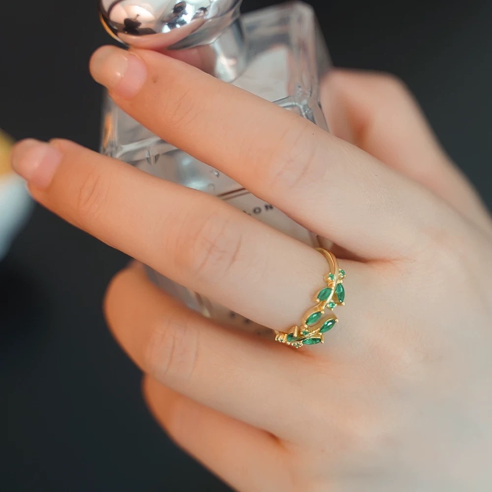 Classic Luxury Jewelry Retro Grandmother Emerald Ring Zircon Snake Shaped Metal Ring Elegant Design Ladies' Open-end Ring Brand Accessories