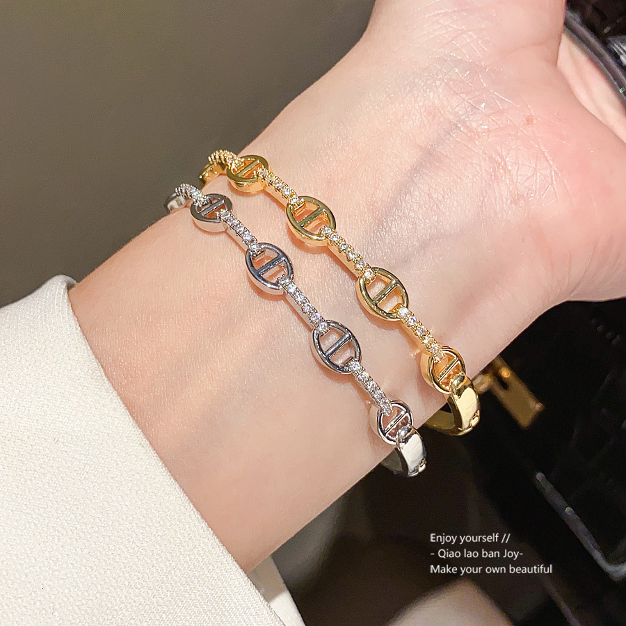 Designer Bracelet 2026 New Fashion Accessories High Quality Bracelet Real Gold Plated Zircon Pig Nose Clasp Bracelet Light Fashionable Temperament