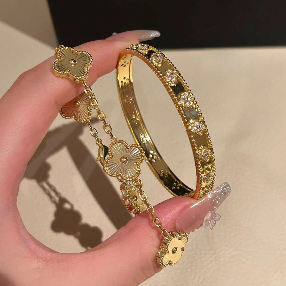 Gold four-leaf clover bracelet with laser kaleidoscope, light luxury, high-end brand, sparkling diamonds, and a sense of sophistication.