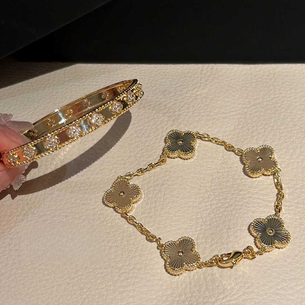 Gold four-leaf clover bracelet with laser kaleidoscope, light luxury, high-end brand, sparkling diamonds, and a sense of sophistication.