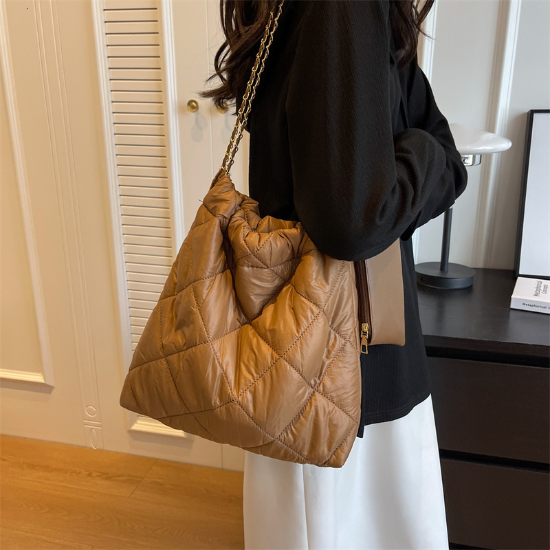 Designer bag Quilted Large Capacity Tote 2026 Spring Summer New Fashion Women's Personality Simple Korean Style Ladies Shoulder Bag - view 4