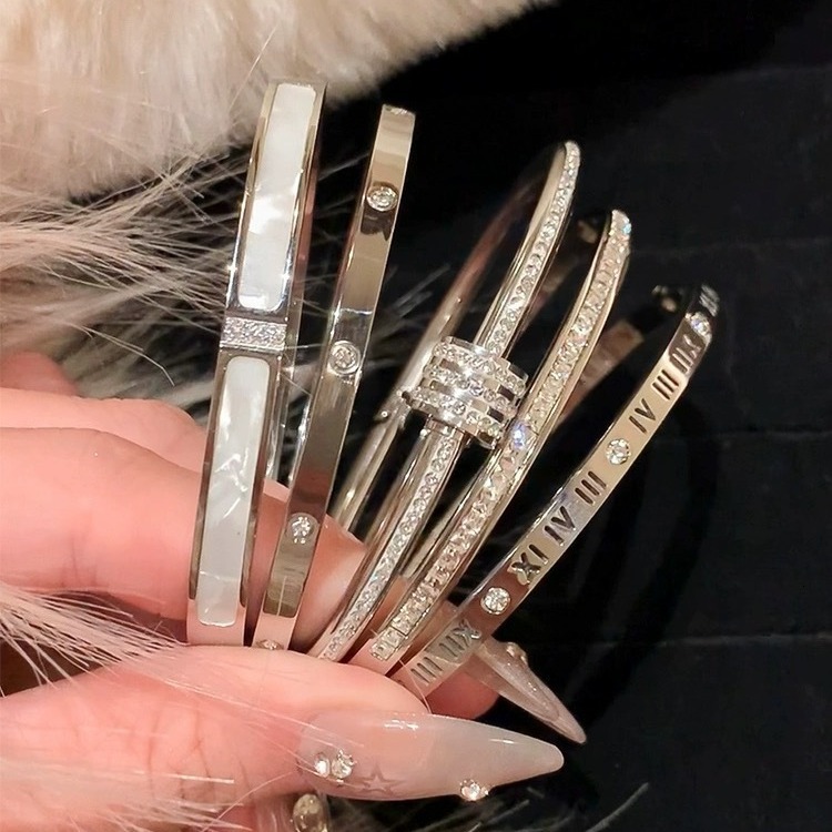 Designer Bracelet 2026 New Fashion Accessories High Quality Bracelet New Zircon Bracelet Light Elegant Niche Design Wholesale