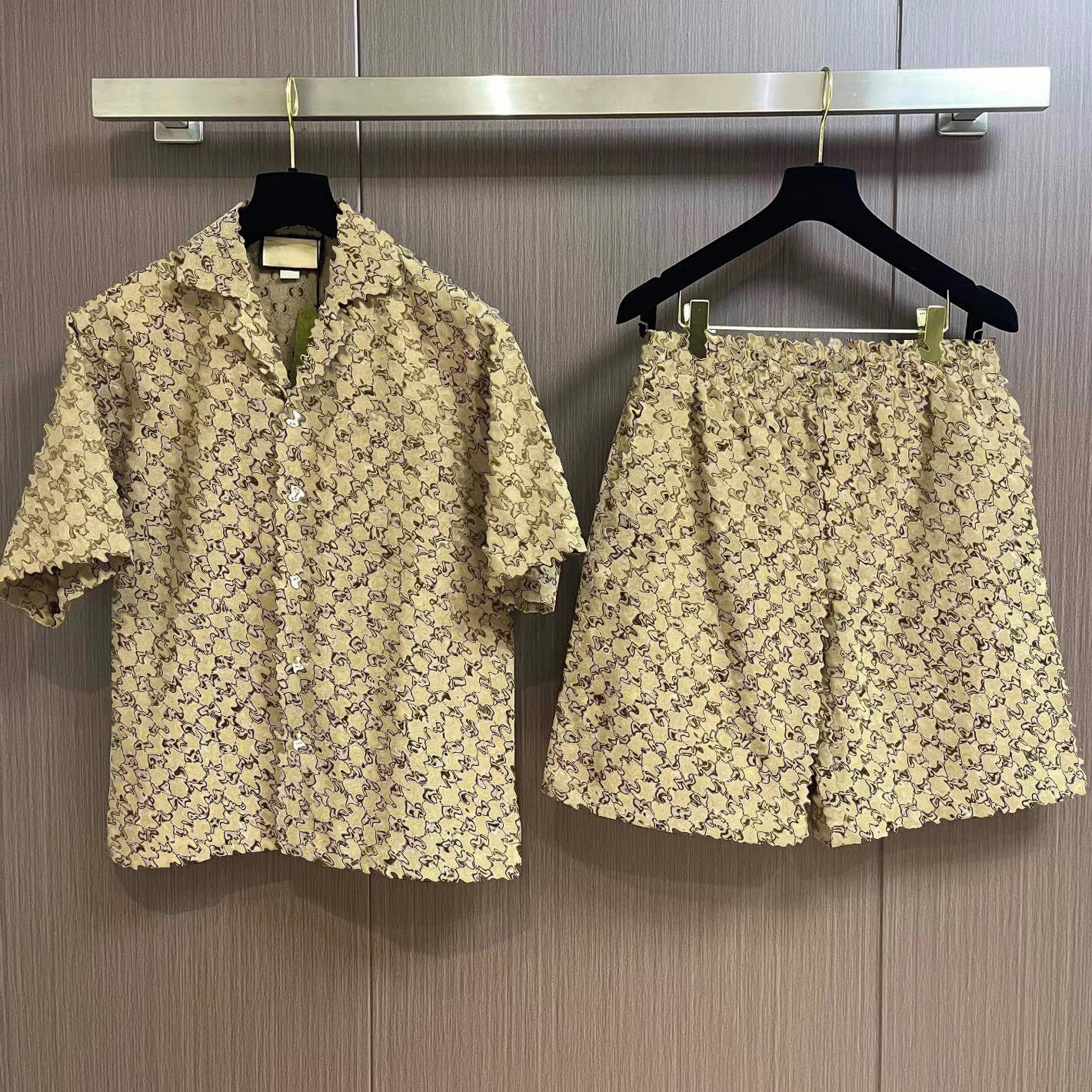 Designer brand high-quality men's shirt classic style short sleeved suit shirt men's casual shirt jacquard letter single breasted shirt suitable for both men and women